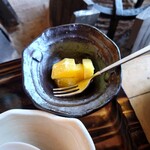 Irori No Ajiwai Gotoku - ◯デザート
      皮の剥いてあるオレンジと缶詰のパイナップルとなる