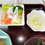 Nasunoya - チャーハンのサラダと御新香付き
