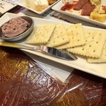 肉と麺せんべろPlus - レバーペーストとクラッカー