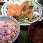 とんかつ浜勝 - エビフライとひれカツのランチ。麦飯は五穀米のようにいろいろ入っています