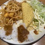 シズラー - わかりずらいですが別コーナーの3品、カレーはちょっとずつ2種。
