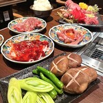 焼肉食べ放題 カルビとタン - 