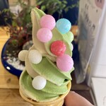ナカノヤ - ミックスおいり400円。和三盆と抹茶のミックスソフトクリームに、おいりのトッピング。おいりの口溶けハンパない、ソフトクリームどちらも美味しい。
