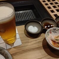 鶏焼き肉 囲 - テーブルがきれいで気持ち良い！