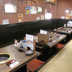Yakiniku Kiwamiya - グループでワシャワシャするのに最適なテーブル席。
      
