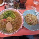 香蘭 - ラーメン550円＋半チャーハン500円