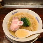 中華蕎麦にし乃 - 黄金色で透明なスープ