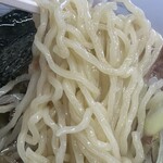 241145505 - 麺は中細麺でちぢれているタイプです。少し柔らかめの茹で加減でした。