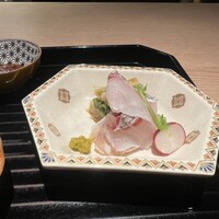 蓬左茶寮 - 鯛の湯霜造り、わさび菜とうるいの醤油漬け
