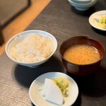 登良屋 - ごはん(おかわり無料)、味噌汁、漬物付き