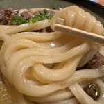 手打ちうどん つるや - ツルッと滑らかなモチモチ肌の中太うどん