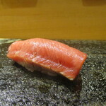鮨旬美西川 - トロ 炙り：カウンター右端に配置された火鉢で、トロを炭焼きで少し炙り、塩昆布で仕上げてあります。芳ばしい香りがとても良く、脂ののりが素晴らしいです。♪♬