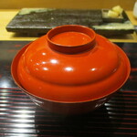 鮨旬美西川 - 赤出汁：トロトロの卵の黄身が嬉しい赤だしです。