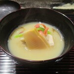 鮨旬美西川 - 椀物：旬の筍の椀です。筍の下にはホッキ貝、胡麻豆腐に三つ葉を散らしてあります。