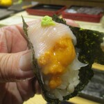 sushishumbinishikawa - 烏賊と雲丹の海苔巻き：烏賊を鹿の子に包丁を入れて、イカ団子を作る様に細かく身をそいでいき蕩ける烏賊になっています。 その上にはタップリこぼれる程に雲丹がのり、極細のイカそうめんが綺麗に覆っています。 烏賊と雲丹のハーモニーが素晴らしいですネ！　大将から手渡しされますョ！ メチャ旨で、思わず声が出ます！