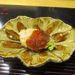 鮨旬美西川 - あん肝を炊いて、あん肝の煮凝りと燻りガッコを合わせてあります。あん肝の味わいに燻りガッコのシャキシャキとした食感が堪らなくマッチしています。自家製の塩と三重県産レモンで仕上げてあるそうです。