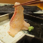 鮨旬美西川 - お造り：鯛の親子和え。三河産の5Kgの真鯛に鯛の子（卵）をまぶして山葵を添えてあります。