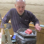 鮨旬美西川 - 大将がわたし達の目の前で トロを火鉢の炭で軽く炙ります。