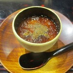 鮨旬美西川 - 黒糖のプリン：濃厚でもっちりとした吉野葛のプリンに 黒胡麻きな粉がサラサラと振られています。 宴の 〆に相応しい一品です。
