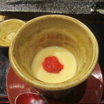 sushishumbinishikawa - 梅の茶碗蒸し：お出汁が良く効いたプレーンの茶碗蒸しに、潰した梅干しがのった定番の一品です。シャキシャキ食感の 梅肉のお味が生きていますネ！