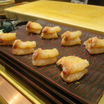 鮨旬美西川 - お造り：鯛の親子和え。三河産の5Kgの真鯛に鯛の子（卵）をまぶしてあります。