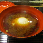 鮨旬美西川 - 赤出汁：トロトロの卵の黄身が嬉しい赤だしです。