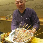 鮨旬美西川 - 目の前でぴちぴちと踊る 三河一色の 大きな（特大）車海老に串を入れて、これから調理が始まります。