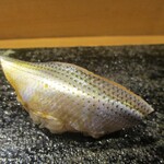 鮨旬美西川 - こはだ：中に黄身おぼろが握られています。