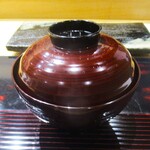 鮨旬美西川 - 椀物：旬の筍の椀です。筍の下にはホッキ貝、胡麻豆腐に三つ葉を散らしてあります。