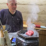 鮨旬美西川 - 大将がわたし達の目の前で トロを火鉢の炭で軽く炙ります。白い煙が上がったら塩昆布で仕上げです。