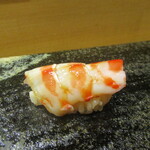 鮨旬美西川 - 専用の茶釜で熱を加え、釜の上で蒸らし、柔らかで 味わい深い海老の食感を楽しむ 特大車海老。煮切り醬油と山葵で提供されます。