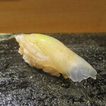 鮨旬美西川 - ホシガレイの昆布〆：愛知産のホシガレイの昆布〆の中にエンガワと一緒に握ってあります。柚子山葵で美味しくいただきます。