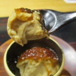 鮨旬美西川 - 黒糖のプリン：濃厚でもっちりとした吉野葛のプリンに 黒胡麻きな粉がサラサラと振られています。 宴の 〆に相応しい一品です。