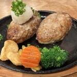 タカサキハンバーグ - 和風おろしソースを選ぶと大根おろしがのって来ます。