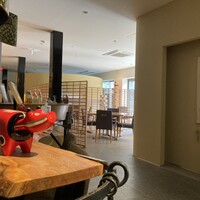 丸新 - ウェイトルームから観た店内。和モダンな空間。