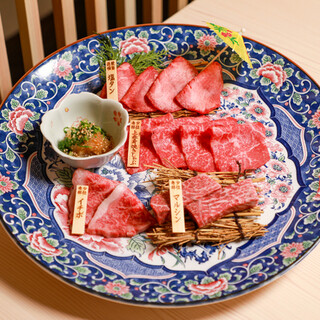 色彩豊かな器と盛り付けで見た目も楽しめる