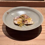 とり茶太郎 - 比内地鶏、ホロホロ鳥胸たたき 　刻みケーパーとレモン