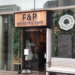 F&P Smoothie Cafe - 2014年開店かー。中も綺麗です