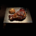 とり茶太郎 - ホロホロ手羽元燻製、比内地鶏金柑、スカルモッツァ燻製