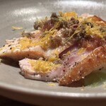 とり茶太郎 - 比内地鶏、ホロホロ鳥胸たたき 　刻みケーパーとレモン