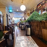 桃丘 - 店内はクリーム色の壁ですが経年を感じさせる色味、濃茶色のカウンターやテーブルや調度品など時代の流れを感じさせる雰囲気、ややモノが溢れ雑多なのはご愛敬、BGMは洋楽