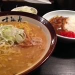 すみれ - 平日11時〜15時限定、ランチセットが登場！  味噌ラーメンセット。ごはんものを選べるのだけど、選んだのは「ラーメン屋さんのカレー」！   すみれの味噌ラーメンとカレーライスですよ！