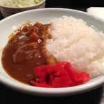 すみれ - 平日ランチタイム限定、ラーメンセットのカレーライス。思っていたよりもボリュームたっぷり。これとラーメンの組み合わせは、おなかいっぱいになります。親しみやすいカレーですね