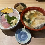 魚と酒 三原 - 天然ひらめといなだの二種丼