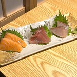Kanzen Koshitsu Izakaya Kushigoro - 【鮮魚】産地直送！季節鮮魚のお造り三点盛り