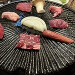 馬肉料理専門店 馬郎 - 肉を真ん中に寄せて肉から流れ出る脂を野菜に吸わせれば良かったと後になって気づく(。-∀-)