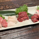 馬肉料理専門店 馬郎 - 馬刺し。左から2つ目のコウネが一番好き