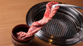 Yakiniku Horumon Senriba - 壺肉を出しているところ