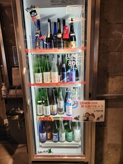Satou Saketen - 立ち飲みスペースにある日本酒セラー