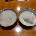 ニルワナム - 同じような白でも、デザートのRice Kheer（左）は熱い、ヨーグルト（右）は冷たい。